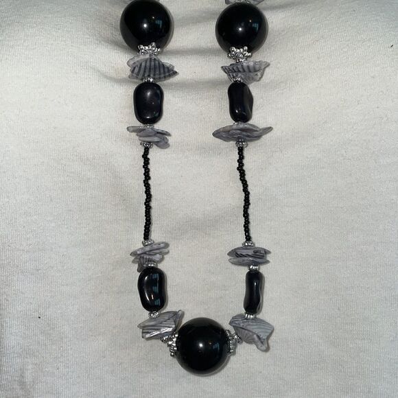 Black beaded & gray broken shell  necklace - Picture 2 of 5